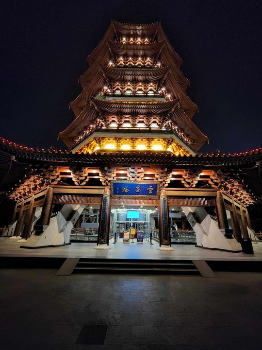 Kevin Huang | Leifeng Pagoda, and a Lake That Reset My Head (West Lake, Hangzhou)